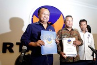 Rio Capella dan Arief Budiman menunjukan ebrkas PArtai Nasdem untuk keperluan verifikasi. Partai Nasdem merupakan salah satu oartai baru yang lolos seleksi administrasi KPU.