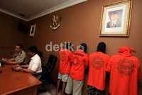 Keempat pelaku yang melakukan aksinya di Jl M Toha, Ciputat, Tanggerang Selatan itu berinisial S,BT,HG, dan DH.
