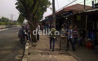 Yang masih terlihat jelas hanya para tukang ojek yang masih mangkal dan memarkir motornya di depan pintu stasiun. Jalan raya di depan stasiun juga terlihat lebih bersih dibanding biasanya.