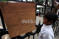 Anak-anak yang ikut demo terlihat masih memakai seragam sekolah.