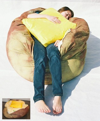Yuk, Tidur di Atas Burger Dengan Sprei Waffle dan Bantal Pancake!