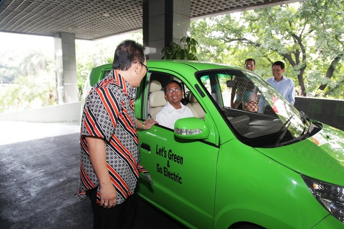 Temui DPR Soal Isu Suap, Dahlan Nyetir Mobil Listrik Sendiri