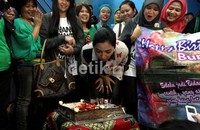 Ashanty meniup lilin di kue ulang tahunnya.