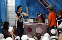 Ashanty tampak bermain bersama anak yatim.