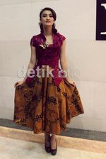 Atiqah Hasiholan Anggun Berkebaya