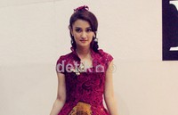 Dengan balutan kebaya magenta dan kain batik, kekasih Rio Dewanto itu tampak anggun dan cantik. Gus Mun/detikHOT.