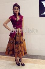 Atiqah Hasiholan Anggun Berkebaya