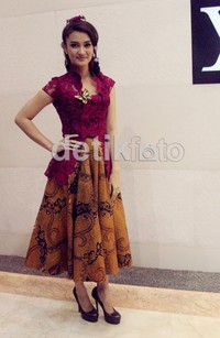 Aku memang suka (kebaya). Kemarin (di Busan) pakai kebaya, kalu mau mengharumkan nama bangsa, ini hal-hal sederhana yang bisa kita lakukan untuk mengenalklan negara Indonesia di mata dunia, ungkapnya. Gus Mun/detikHOT.