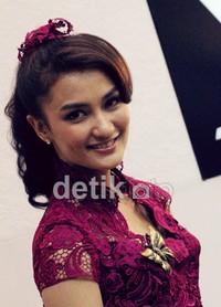 Senyuman manisnya pun menambah kecantikannya. Gus Mun/detikHOT.