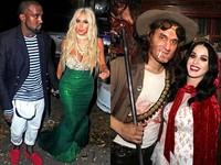Sederet nama pasangan selebriti Hollywood berikut pun berlomba-lomba untuk bergaya unik dan tampil beda di Halloween kali ini.