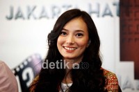 Meskipun tak bermake-up tebal, Asmirandah sudah terlihat sangat cantik dengan senyuman manisnya.