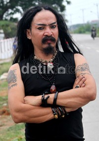 Seperti biasa, Limbad tampil serba hitam. Gusmun/detikHot.