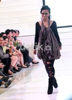 Tantri Kotak Bergaya Rock Chic di Catwalk