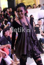 Tantri Kotak Bergaya Rock Chic di Catwalk