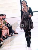 Tantri Kotak Bergaya Rock Chic di Catwalk