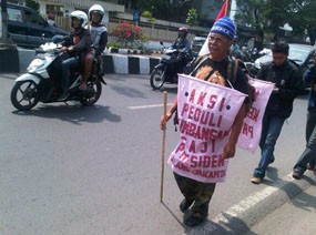 Bapak Pencari Keadilan asal Malang akan Hadiahi SBY Pembersih Telinga 