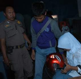 Bolos Sekolah, Dua Pelajar Malah Asyik Bermesraan di Warnet