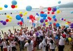 77 Mobil Proton Konvoi ke Pantai Carita