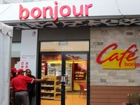 Ada juga cafe Bonjour bagi pengendara yang ingin mengganjal perut.