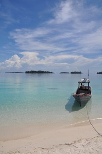 Kapal Nelayan di tepian pantai yang cantik Kapal Nelayan di tepian pantai yang cantik