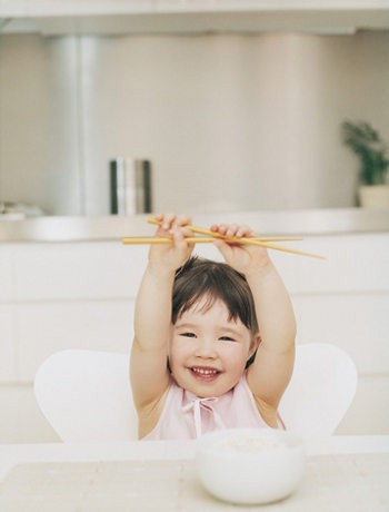 Yuk, Ajari si Kecil Memakai Sumpit!