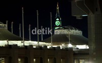 Konstruksi berupa tenda itu menaungi pilar elips yang meruparan sasaran pelemparan jumroh di bagian atap. Di latar belakang nampak menara jam terbesar di dunia yang berdiri di Masjidil Haram.