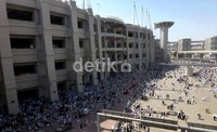 Lantai dasar hingga dua untuk jemaah dari arah Makkah, sedangkan tiga sampai atap diperuntukkan untuk jemaah yang datang dari kompleks maktab. Menara di latar belakang adalah ruang kontrol dan atapnya berupa helipad.