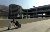 Jalurnya menanjak landai, sehingga tidak terlalu melelahkan untuk didaki. Kontruksi berupa tabung di latar belakang adalah tempat eskalator turun bila tempat melempar jumroh di lantai bersangkutan masih padat.