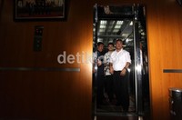 Anggota KPU Arief Budiman dan Fery Kurnia saat tiba di gedung Bawaslu. KPU hendak memberi penjelasan soal 12 parpol yang tidak lolos verivikasi administratif, namun diminta Bawaslu untuk diverifikasi faktual.