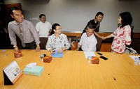 Anggota KPU (kanan-kiri) Idha Budiarti, Arief Budiman, Ferry Kurnia dan Sigit Pamungkas. Bawaslu diwakili anggotanya, Daniel Zuchron (batik hitam).  Sebelumnya, 12 parpol dinyatakan tidak lolos syarat-syarat administratif sehingga tidak bisa diverisifikasi secara aktual. Namun Bawaslu berpendapat sebaliknya, bahwa 12 parpol itu tetap perlu diverivikasi aktual.