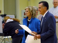 Romney dan Ann mendatangi tempat pemungutan suara di Belmont, Massachusetts. Reuters/Brian Snyder