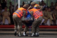 Satpol PP menunjukkan keahlian dalam menyelamatkan korban.