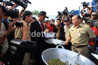 Jokowi juga sempat mencoba makanan untuk korban banjir di dapur umum.
