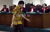 Fahd tiba di ruang sidang. Ramses/detikcom.