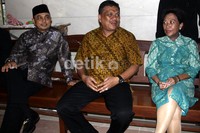 Olly Dondokambey (tengah), Tamsil Linrung, dan Nining Indrasaleh duduk bersama sebelum menjadin saksi untuk Fahd. Ramses/detikcom.