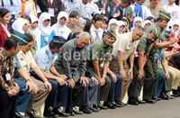Menhan Purnomo Yusgiantoro (safari abu-abu) bersama petinggi Kemenhan menyaksikan parade budaya tersebut.