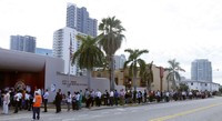 Puluhan warga mengantre untuk memberikan hak suara di tempat pemungutan suara di Miami, Florida. Reuters/Andrew Innerarity.