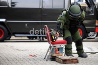 Benda diduga bom itu berada di dalam kardus air mineral.