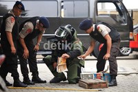 Penjinak bom mememastikan bahwa benda tersebut bukanlah bom.
