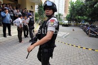 Petugas bersenjata lengkap berjaga di sekitar lokasi.