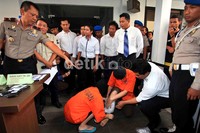 Kedua tersangka yang berinisial DW (wanita) dan ASN dihadirkan dalam gelar barang bukti di Mapolda Metro Jaya. Keduanya ditangkap di lapangan parkir terminal D2 bandara Soetta Jakarta, Kamis (31/10/2012) pukul 23.00 WIB.