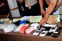 Polisi juga mengamankan sejumlah HP dari tersangka.