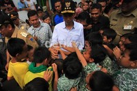 Saat kunjungan tersebut Jokowi dikerubuti siswa SD.
