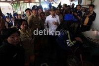 Jokowi juga sempat meninjau dapur umum di wilayah tersebut.
