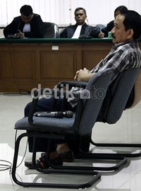 Rustam mendengarkan tuntutan yang dibacakan jaksa. Ramses/detikcom.