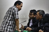 Rustam berdiskusi dengan kuasa hukumnya. Ramses/detikcom.