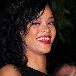Album Unapologetic Kelar, Rihanna Bersantai Sebelum Rilis