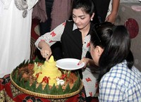 Ashanty memotong nasi kuning. (Dok Ashanty).