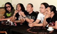 Band asal Semarang tersebut mengaku optimis lagu Ku Tunggu yang bertema cinta itu dapat diterima baik masyarakat. Apalagi, karya baru mereka memang telah lama dinanti para penggemar fanatiknya yang akrab disapa Slavers.