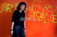 Tubuhnya yang tinggi semampai juga tak pernah disadari oleh wanita penyuka pantai itu sebagai modal yang pas ketika dirinya ikut ajang pemilihan Gadis Sampul pada 1999.